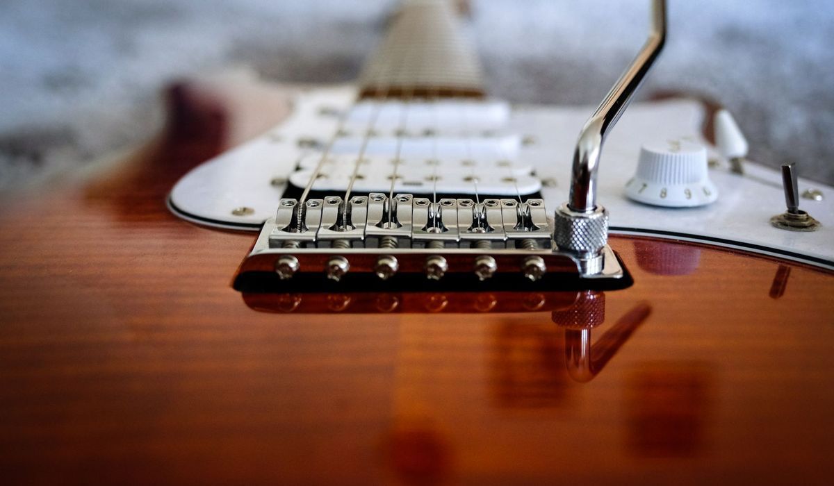 Electric guitar tremolo bridge and whammy bar